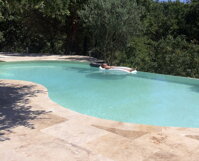 prírodný kameň travertín rustik exteriér terasa bazén